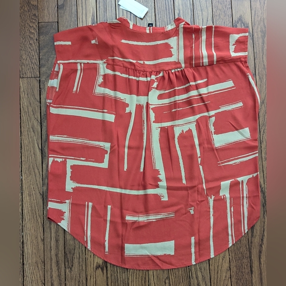 🆕 NWT red and tan abstract brushstroke print Banana Republic flowy blouse - Picture 3 of 5